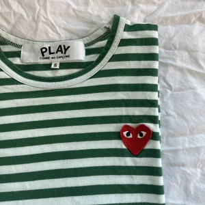 Cdg tröja  - Vit och grön - randig långärmad t-shirt från Comme des garcons. Köpt på NK. Fint skick, nypris ca 1 500kr