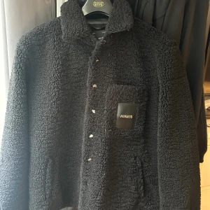 Arigato fleece - Säljer min arigato jacka som jag fick i födelsedagspresent, aldrig använd. Funkar perfekt som höst/vår jacka!