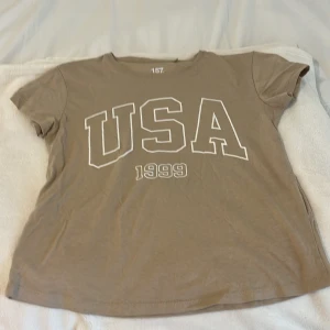 Säljer nu också denna t-shirt❤️ Säljer då den inte kommer till användning🩷 - Bra skick🩷 så söt