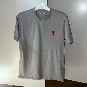 AMI tshirt - Skitsnygg tshirt från AMI. Storlek: S 