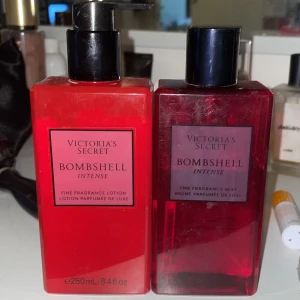 Victorias Secret doft - Säljer dessa Victorias’s Secret produkter: 1 Body Lotion och 1 Body Mist i doften Bombshell Intense. Använda men mycket kvar💖