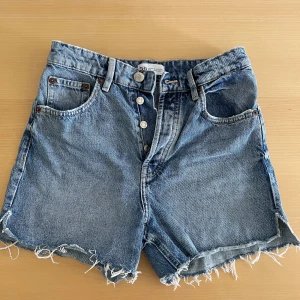 Jeansshorts  - Fint skick, storlek 36