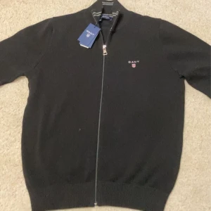 Gant kofta  - Hej  Säljer en helt ny gant kofta i bra skick. Säljer den eftersom det är inte riktigt min stil   Koftan är i storlek M