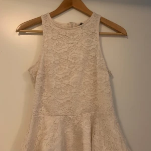 Blommig blus från Hm - Väldigt fin på och skön skaver inte i armhåla eller nån annanstans.