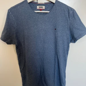 Tommy hilfiger t-shirt  - En blå Tommy hilfiger tröja. Storlek S. I gott skick och nytvättad.