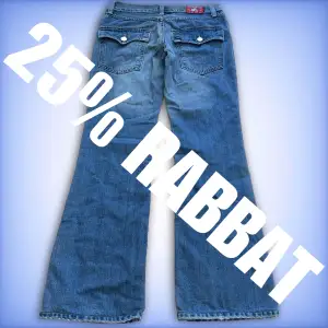 (Föregående pris 699kr, nu 525kr!) Ett par jätte fina True religion jeans i ett jätte fint skick!  💙Innerbenslängd: 77cm 💙midjemått tvärs över: 40cm Hör gärna av dig ifall du har fler frågor!😊 Storleken är 32 men passar 29/30
