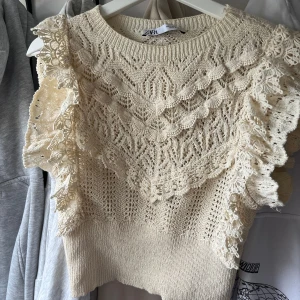 Blus  - Jätte fin virckad topp från zara i storlek S. Bra skick och perfekt till sommaren. 