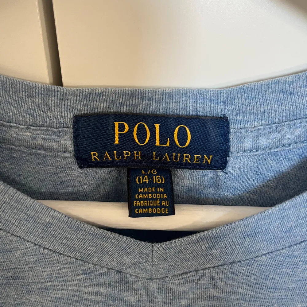 Polo Ralph Lauren T-shirt ljusblå. Storlek L ålder (14-16). En tröja i gott skick och nytvättad.. T-shirts.