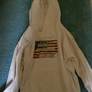 En riktigt schysst trendig Ralph lauren hoodie den är från deras denim&supply det är en rätt eftertraktad hoodie som inte säljs längre.
