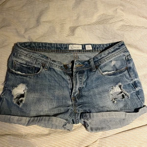 Lågmidjade shorts - Välanvända secondhand shorts! Distressed och lågmidjade. Skulle gissa att de främst passar 36/38 egentligen då de sitter lite löst på mig! Går att vika ner och vika upp 🩵