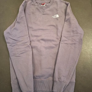 The North Face sweatshirt  - Ljus lila sweatshirt från North Face. Använd fåtal gången och inga fläckar eller skador 