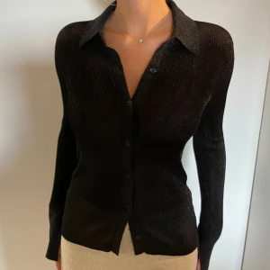 Glittrig kofta COS - Svart glittrig kofta från COS. Aldrig använd. Köpt i Madrid i December för 170€. Såå fin & skön. Är 164cm. Vid snabb affär kan pris diskuteras💓