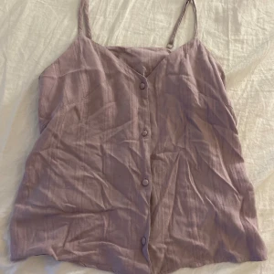 Topp - Supersöt topp från Gina tricot! Lappen i toppen är bortklippt. 💕 säljer då den inte passar mig längre