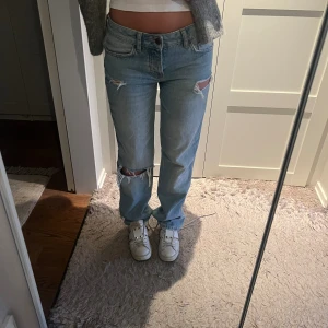 Jeans med hål - Skitnsygga jeans med slitningar!! Knappt använda och i superbra skick, inga framfickor! Står storlek Xs, men passar även S❣️