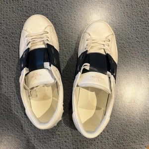 Valentino Open - Säljer mina Valentino Open då jag inte använder dem längre det är Strl: 43 Kan gå ner i pris vid snabb affär 