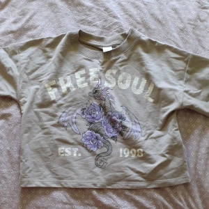 T-shirt kids - En snygg kids T-shirts från lindex. Inga flängar eller hål, säljer på grund av att den är för lite för mig 