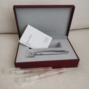 Swiss Clinic roller och cleaning spray - Säljer en Swiss Clinic roller för ansiktet utan needle head pga hygieniska skäl(kan ju skicka med den om så önskas).  Medföljer 2st beauty tool cleaning spray.