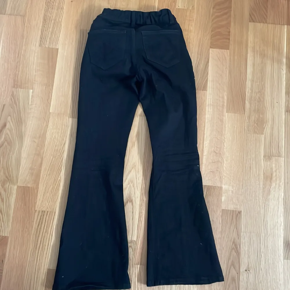 Jättefina populära jeans köpta från Lindex! Hör av er om ni vill köpa! . Jeans & Byxor.