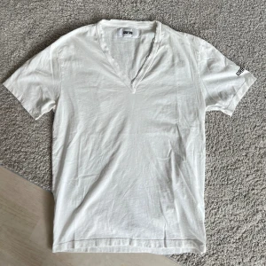 Grifoni tshirt - Säljer denna as coola tshirt från grifoni i nyskick! Storlek: S, men skulle säga att den passar S-M. Köpt för 1800kr på United Fashion! 