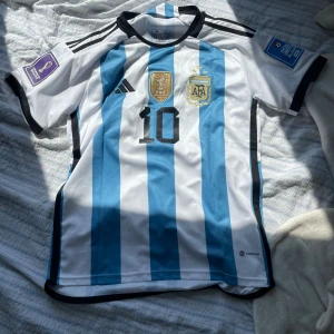 Argentina jersey - Argentina fotbollströja med nm 10 Messi A.K.A 🐐. Helt perfekt skick och endast använd en gång.  Tröjan är med all tryck och märken från VM.  Skick 10/10