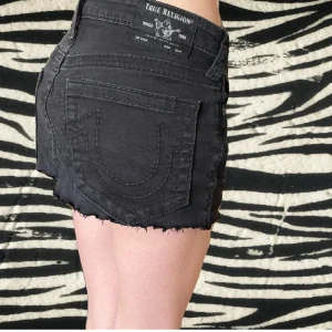 True religion miniskirt - Skick: Okej, 💋Defekter: Inga, 💋Midja rakt över: 40, 💋 Pris går alltid att diskuteras!🫶🏼💯 Checka in våra andra annonser!🍸
