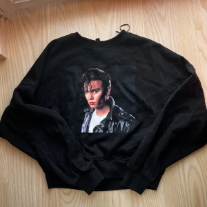 Tröja med crybaby motiv  - Tröja med crybaby motiv fram och bak Storlek XS