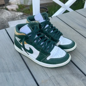 Jordan 1 high - Tjena, säljer mina Jordan 1 för ett billigt och bra pris. De är lite använda men ändå i ganska bra skick. Skorna är i storlek 41.