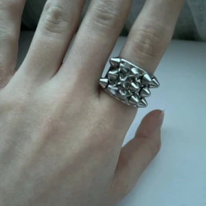 Edblad ring silver  - Använd typ en gång pga för stor, därav nyskick. Köpt på Åhléns i Stockholm, storlek s (16,8mm)