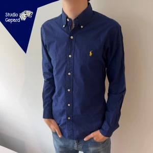 RALPH LAUREN SKJORTA - Go Ralph lauren skjorta | | Stl: S | Skick 8/10 | Modellen är 182 cm | Nypris 1499kr - Vårt pris 399 | Hör av dig om du undrar någonting!