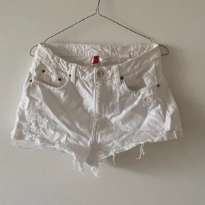 Shorts  - Säljer mina as snygga shorts i vitt. Priset kan diskuteras 💕