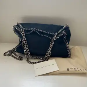Säljer denna mörkblå så coola Stella McCartney väskan då den inte kommer till användning. Har bevis plus dustbag, och den är använd varsamt. Hör av er vid frågor, vid snabbaffär kan jag diskutera priset 💞