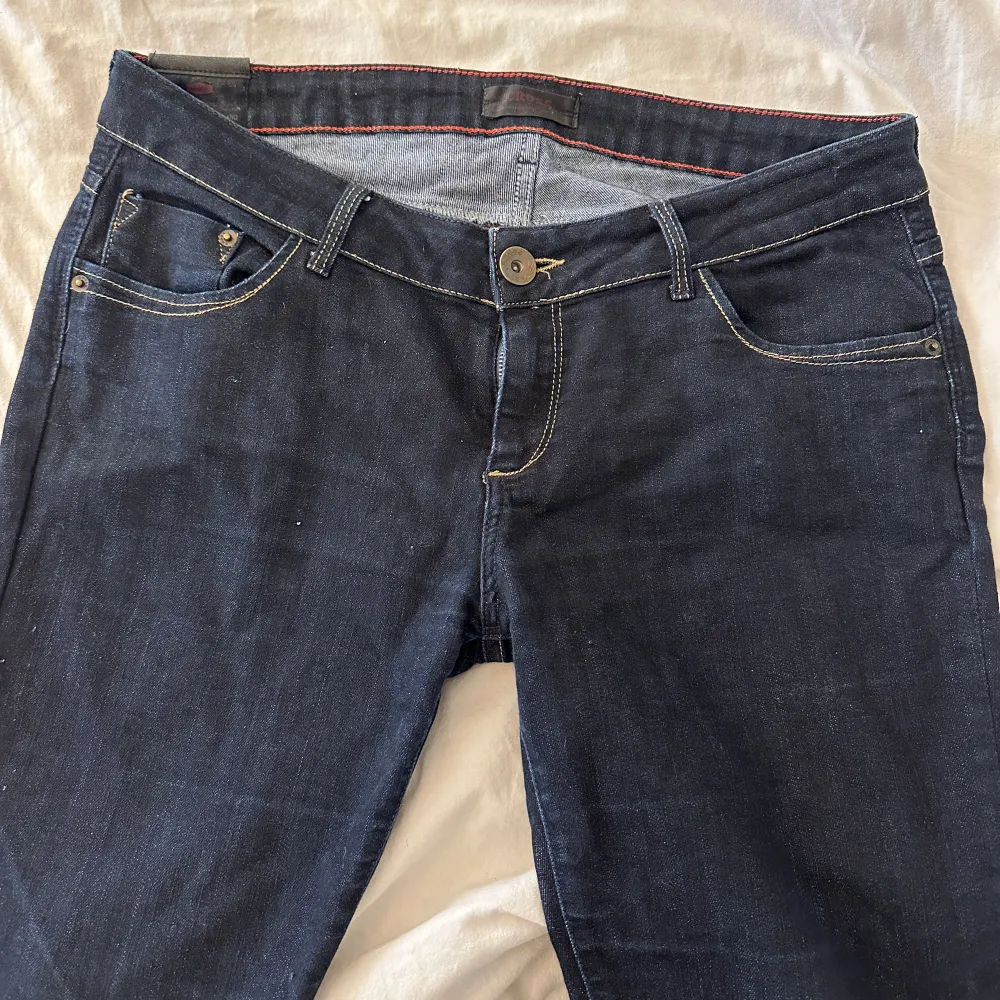 Lågmidjade jeans i en rak modell! Jättesnygga men tyvärr inte kommit till så mycket användning. Köpt vintage Kan gå ner i pris vid snabb affär!. Jeans & Byxor.