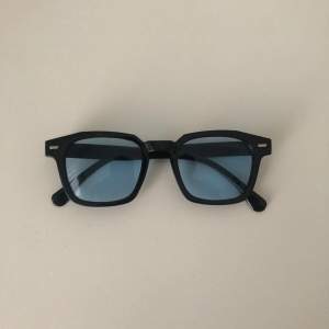 Säljer dessa snygga solglasögon i bra skick, finns i båda gul och blå färg, 149kr styck. Fodral + puts  ingår!