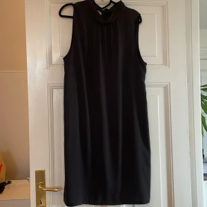 Svart klänning hm - Svart klänning från hm. Endast använd en gång, som ny. Knytning där bak i nacken. Storlek L.