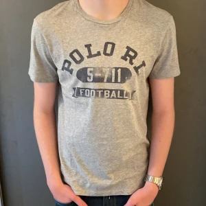 Ralph Lauren T-shirt - Säljer nu denna asfeta Ralph Lauren T-shirt i ett perfekt skick! Storleken är M men skulle kunna passa S med. Nypris ligger på ca 899kr❌ mitt pris endast 319kr✅ Hör av dig vid minsta lilla fundering! 😊✅