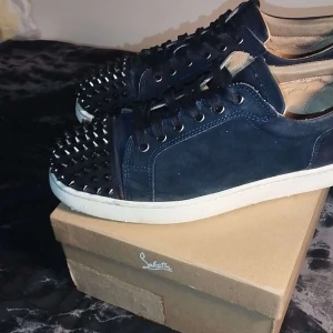 Louboutin  - Loubs i mörk blå, äkta, start pris 1500 men kan diskuteras 