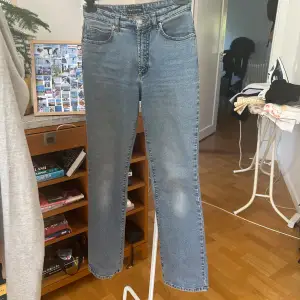 Vintage jeans. Fint skick. Storlek 38 men sitter mer som 34/36. Midja tvärsöver: 34 cm. Innerbenslängd: 76 cm.