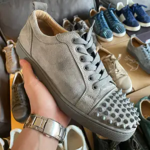 Louboutin Junior Spikes Sneakers Grå Size 41.5 fits 42 Cond 8/10 Box, dustbags och extra snören medföljer!