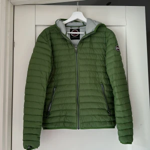 Colmar dunjacka grön - Stl 46 (xs) Mkt fint skick, använd fåtal ggr.
