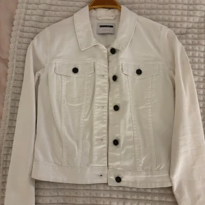 Vit jeans jacka  - Säljer denna vita jeans jackan då den har blivit liten för mig.