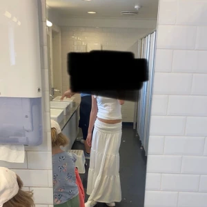 Gina lång kjol - Jag säljer min super fina lång koll från Gina! Jag säljer den för att den är lite kort på mig tycker jag! Använd vid ett tillfälle 💓