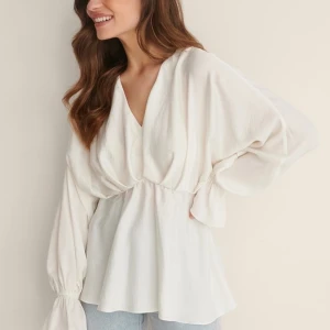 Vit blus  - Super fin vit blus från nakd med detaljer, denna kom inte till användning så mycket tyvärr, så pris kan diskuteras. Denna säljs inte i butik längre 🤍