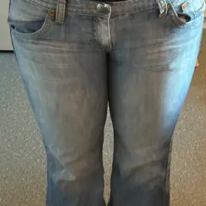 Ursnygga flared low waist jeans! Säljer då de sitter lite tight på mig runt låren. Storleken syns i bilden och skulle säga att de sitter som L/XL.💕  Skriv gärna innan köp💕
