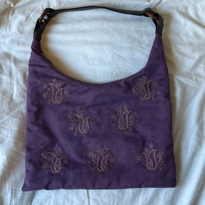 Lila axelväska - Fint skick! Finns ett innerfack med dragkedja💜