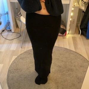 Lång kjol - Säljer denna superfina lågmidjade långa kjol i storlek xs. Säljer då jag inte använt denna så mycket. 
