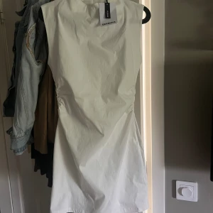 Bershka klänning vit strl M - Supersnygg vit klänning från bershka helt ny, endast provad. Väldigt stretchigt material, lite scrunch i sidorna vid midjan. Säljer pga inte riktigt min stil och köpt i Prag så kan inte lämna tillbaka.