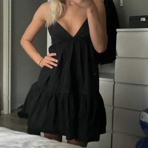 Zara klänning - Säljer denna svarta klänning ifrån Zara.