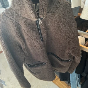 Jacka  - Säljer min mysiga jacka från ARKET, storlek 38 men den är oversize modell!