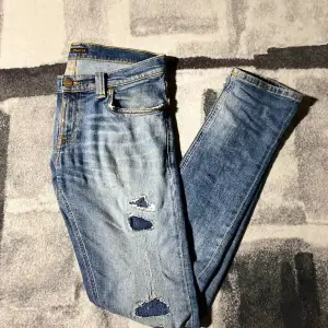 Säljer nu ett par unika och väldigt bekväma nudie jeans. Jeansen är storlek 29/32 och sitter ganska slim men har en mer avslappnad fit med ett större hål vid vänstra knät och ett litet vid högra.