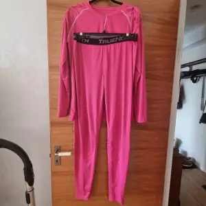 Träningsset rosa En långärmad tröja och ett par tights Tunna och stretchiga i materialet  Strl XXL/44  Ligger ute på flera sidor 
